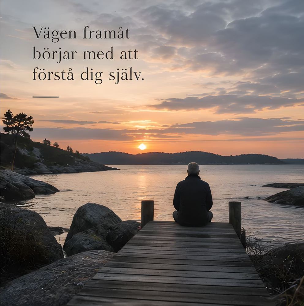 En person sitter på en brygga vid havet, med texten: Vägen framåt börjar med att förstå dig själv.